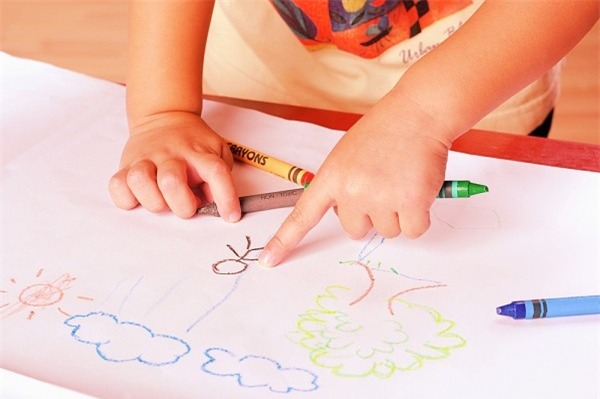 Bút màu cho bé 3 tuổi phát triển tối đa