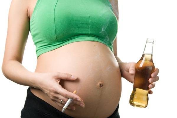 Bia, thuốc là là những chất kích thích làm gia tăng cơn tức ngực nên bà bầu cần phải lưu ý tránh xa