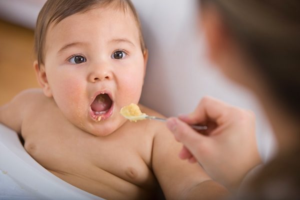 Không nên cho trẻ ăn chuối khi trẻ đang bị táo bón