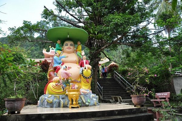 Tượng Phật trong khuôn viên chùa