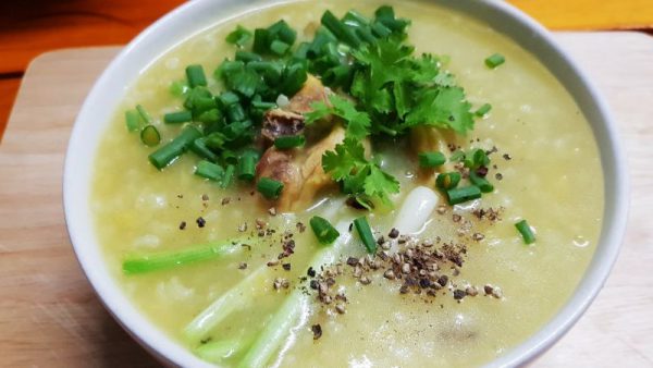 CHao ga dau xanh 3 600x338 - Top 9 cách nấu cháo gà thơm ngon, đầy đủ dinh dưỡng cho gia đình