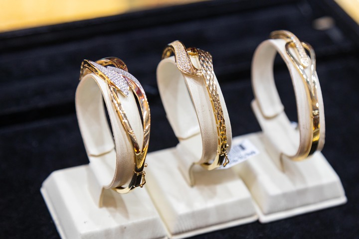 Giá vàng hôm nay 15/4: Tiếp tục tăng dựng đứng, vượt 4.800 USD/ounce